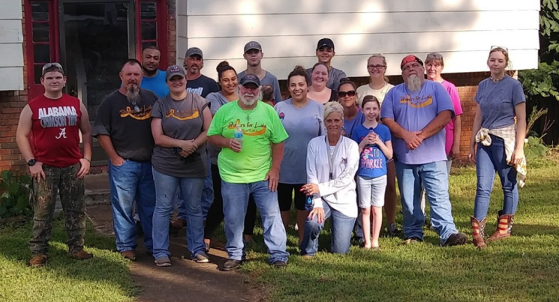 Volunteers help Randa Ragland 