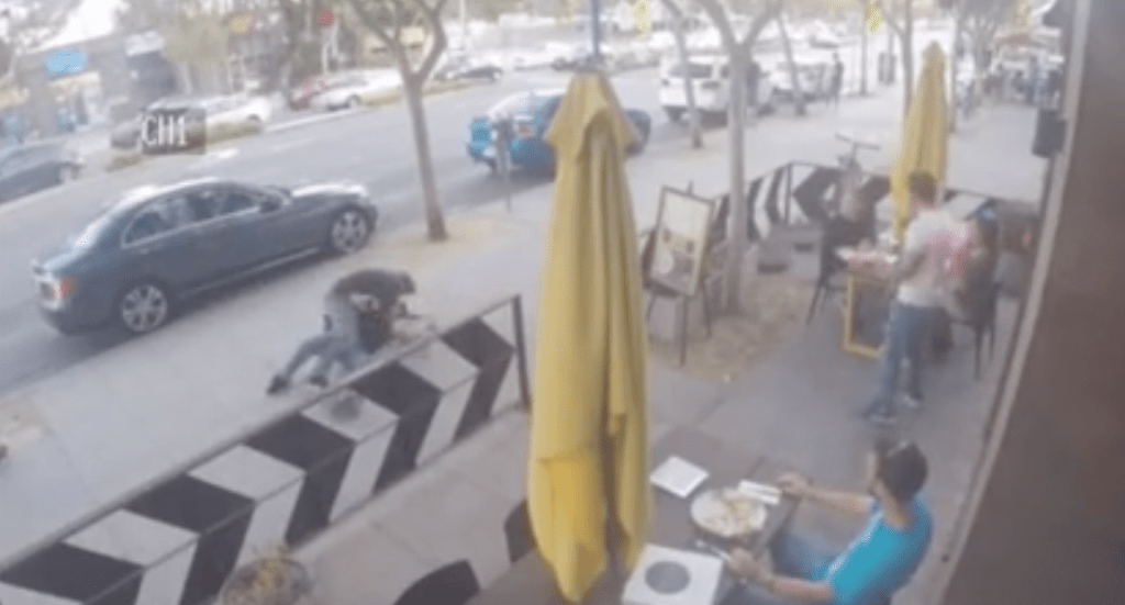 guys stops fight with pizza reddit