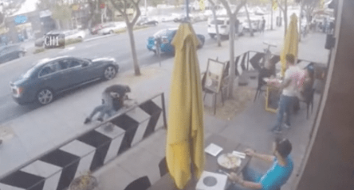 guys stops fight with pizza reddit