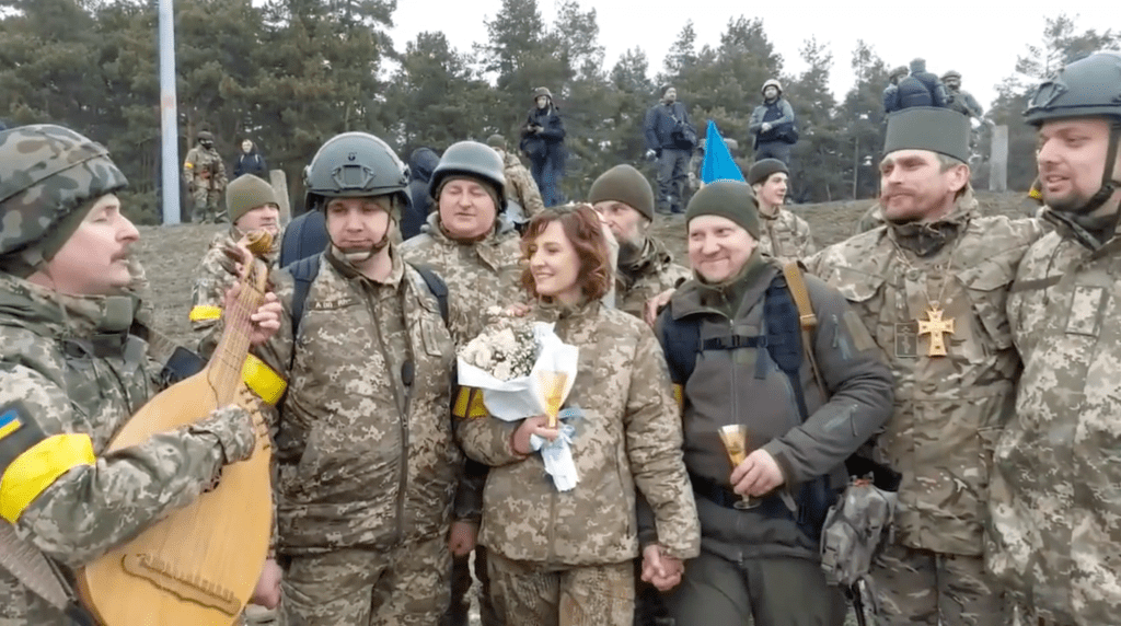 ukraine soldiers get married