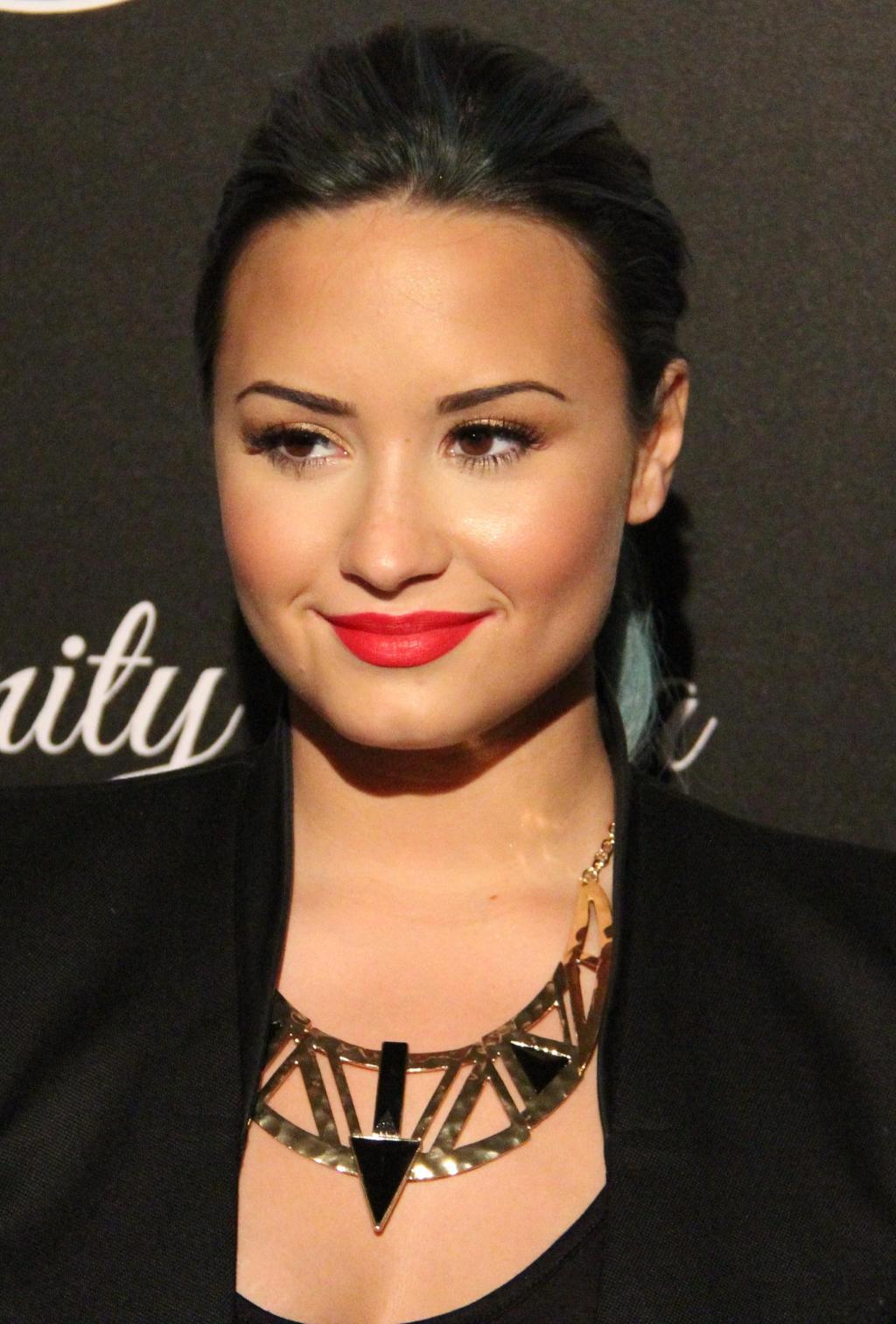 demi lovato pronouns, demi lovato, demi lovato she her