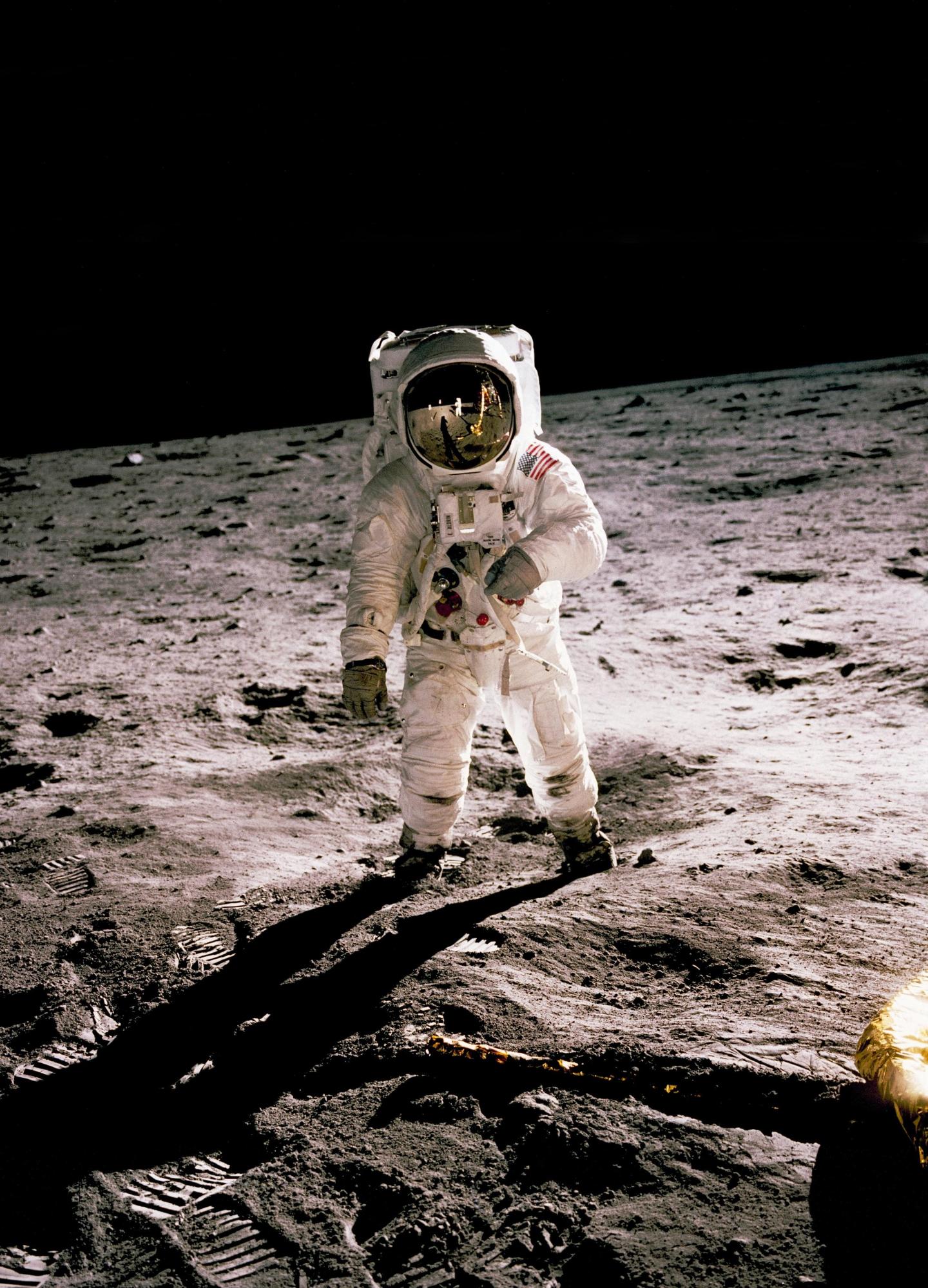 8 year old calls astronaut, ham radio iss