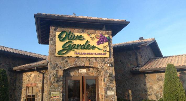 olive garden, engagement photos, shea cravens