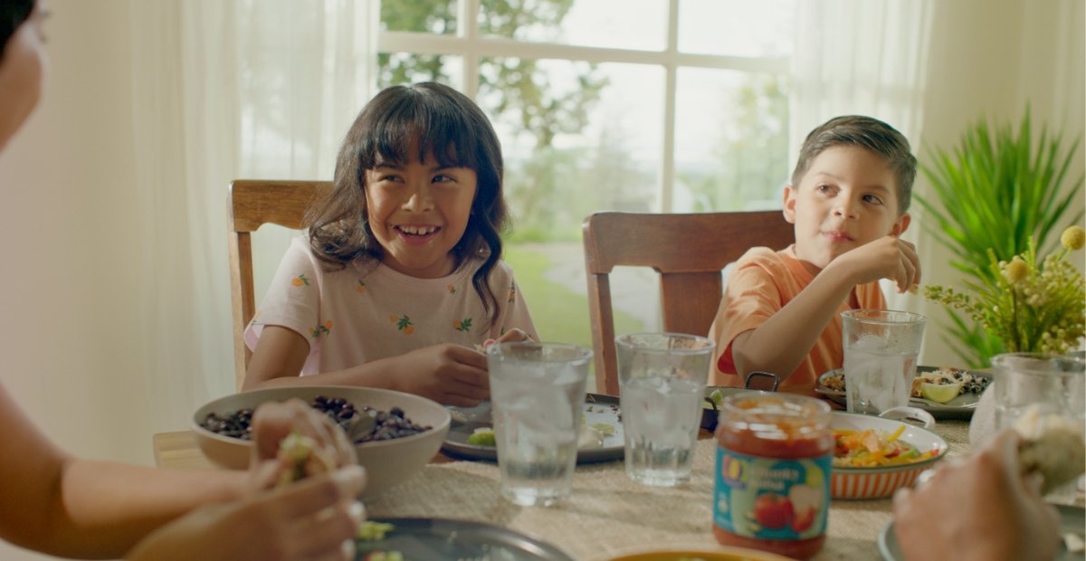 kids eating dinner