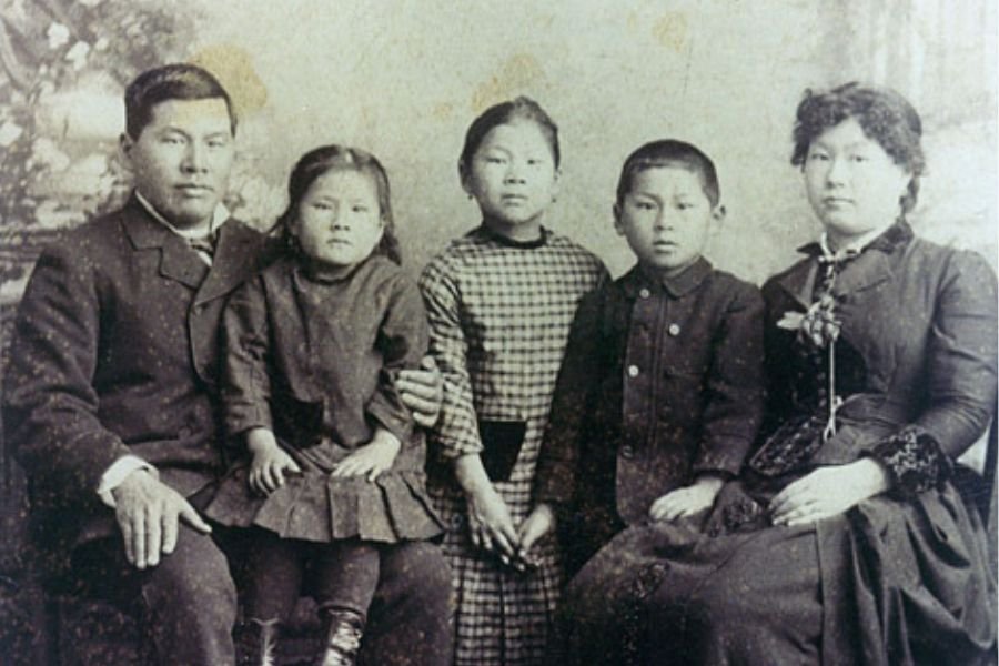Chinese American family in the late 1800s