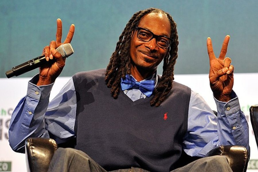 Snoop dogg making two peace signs with fingers