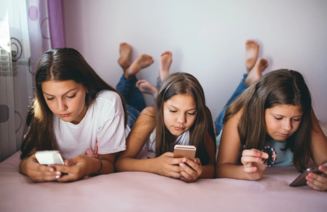 australia social media, girls looking at phones, teens smartphones