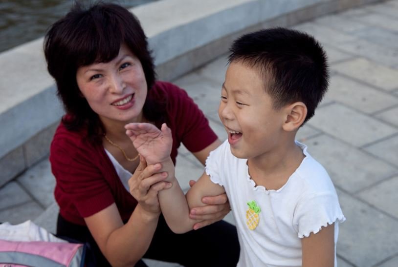 Korean mother and child smiling