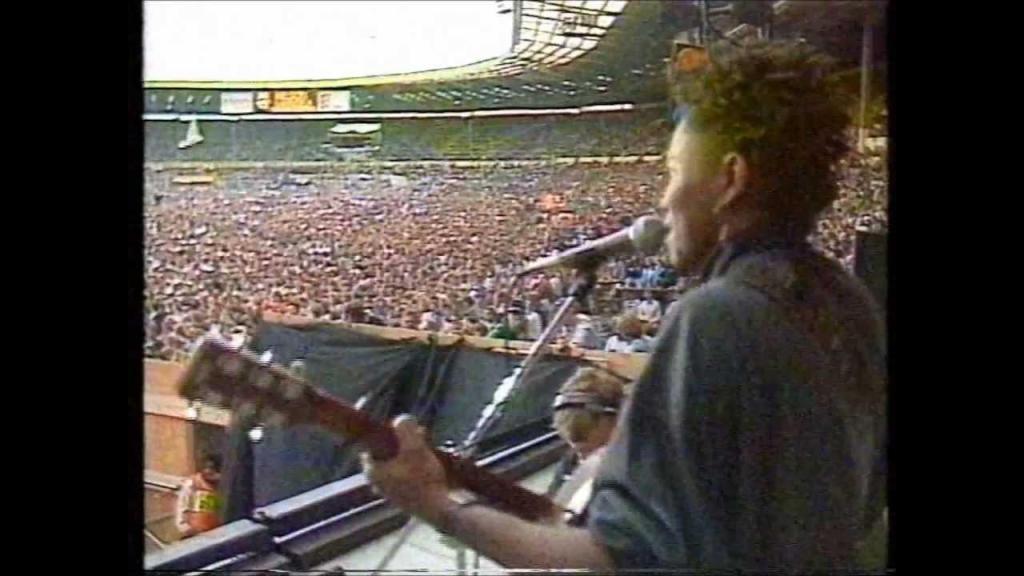Tracy Chapman performs in front of a crowd