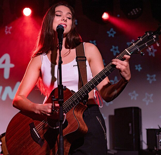 kira kosarin, kira kosarin music, guitars, thundermans actress, moroccan lounge, live music