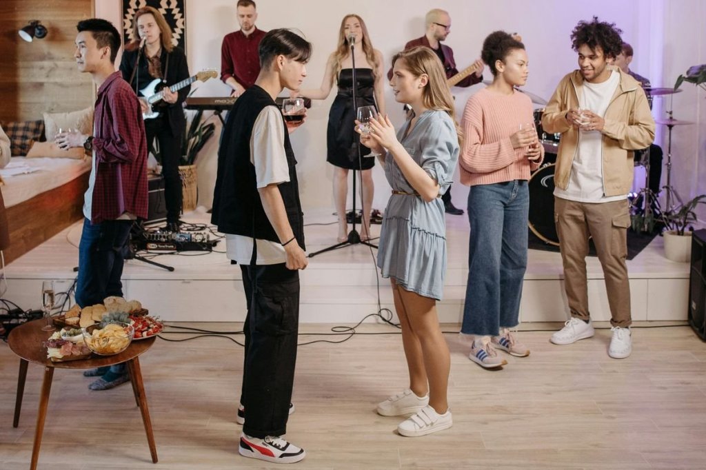 party, conversation hack, shy people, harvard, talking tips, connect