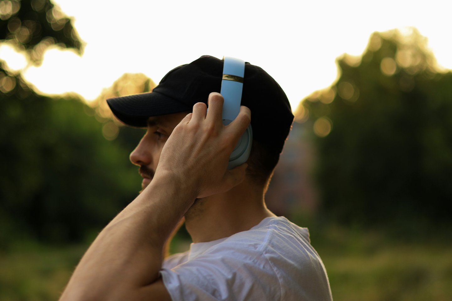 man, headphones, debate, yanny, laurel, hearing, brain
