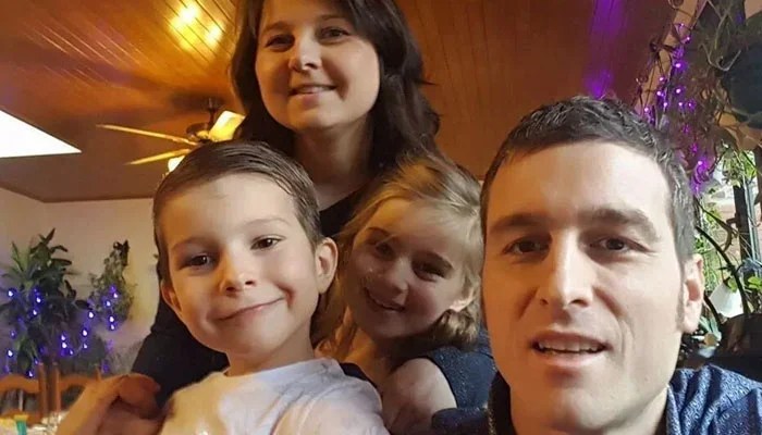 Boy who was cured of cancer posing with family for Christmas photos