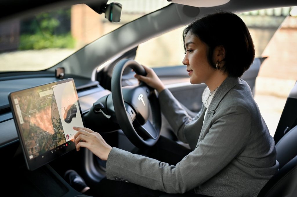 woman using gps in the car, driving in america, driving in the U.K., driving distance