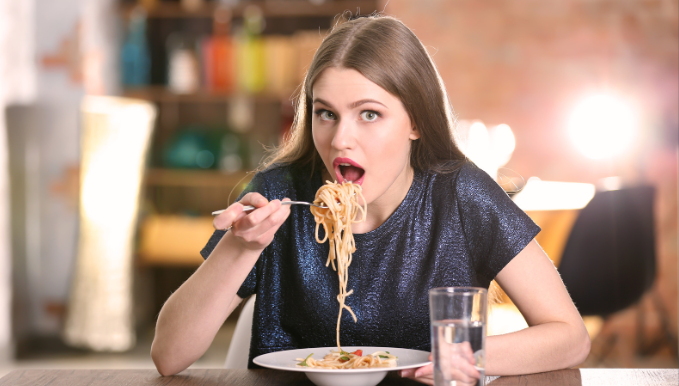 spaghetti, vegans, vegetarians, woman eating, young woman, glass of water