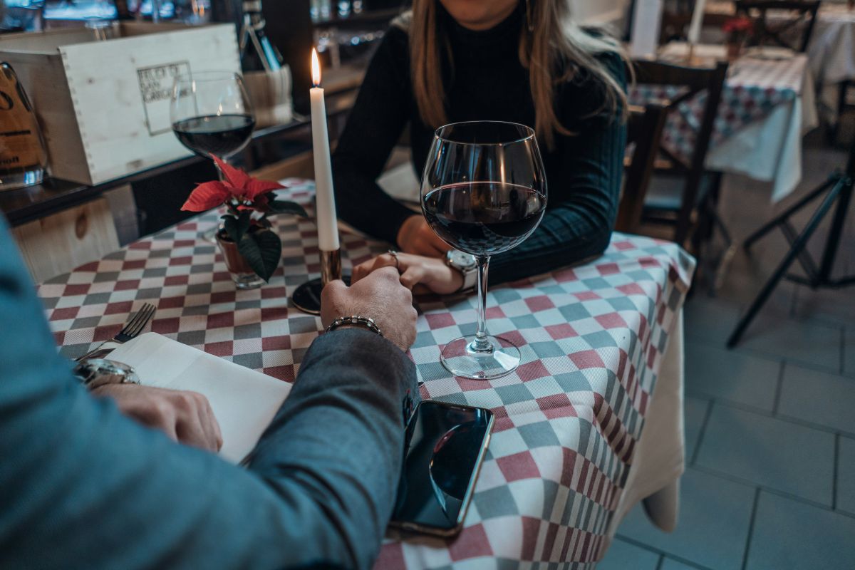 dates, dating, nice restaurant, first date, relationships,