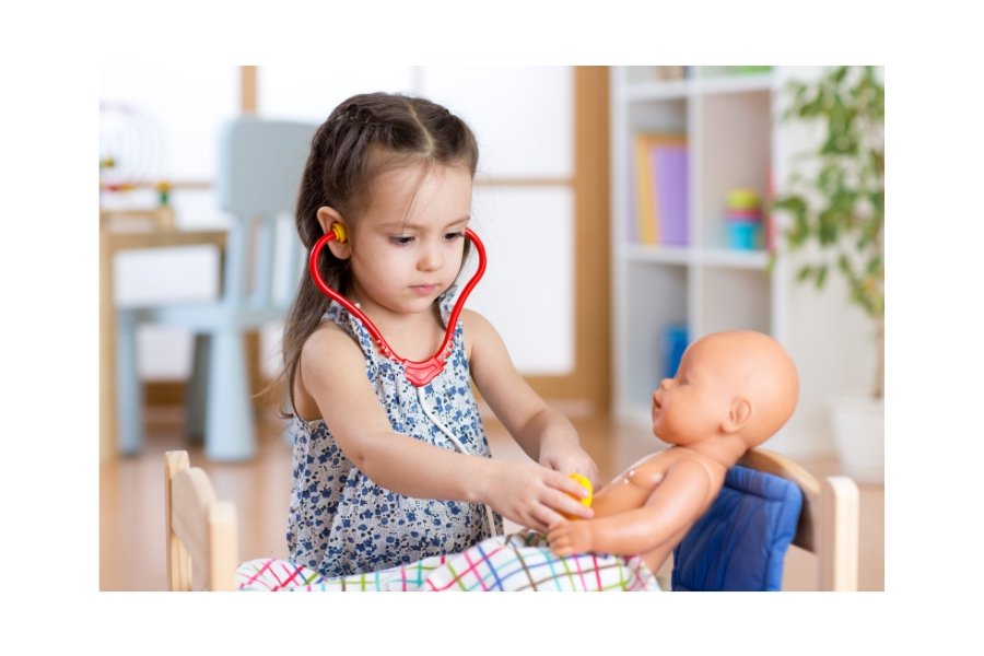 Mom hilariously reenacts her toddler pretending to be a doctor, complete with 'very bad news'