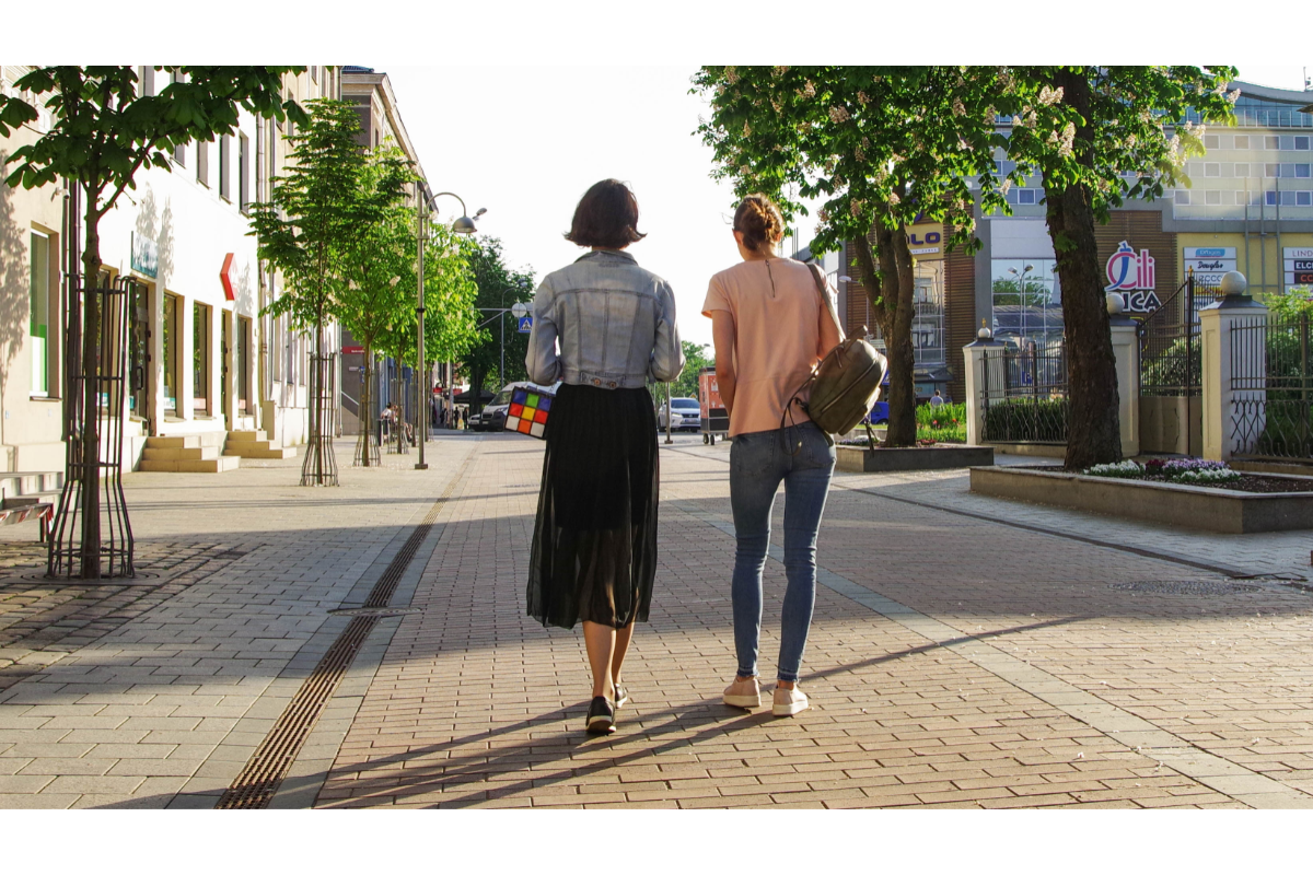 women, walking, predators, crime, body language