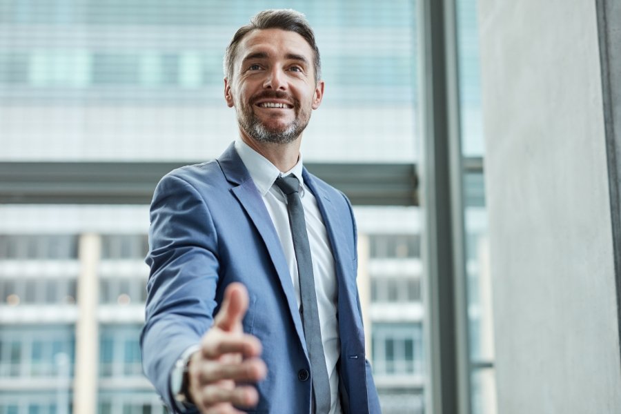 confident behavior, exuding confidence, how to seem more confident, body language, relating to others