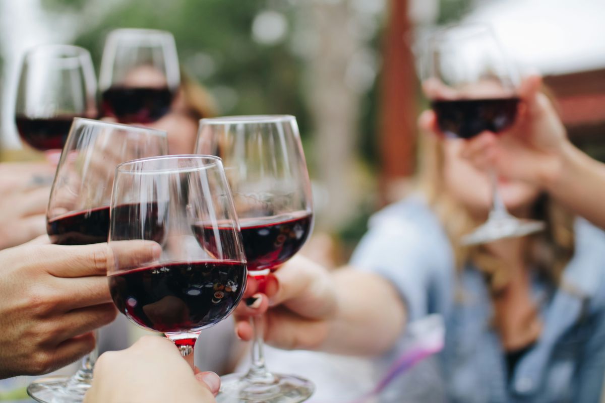 red wine, gratitude, friendship, clinking glasses, relaxing