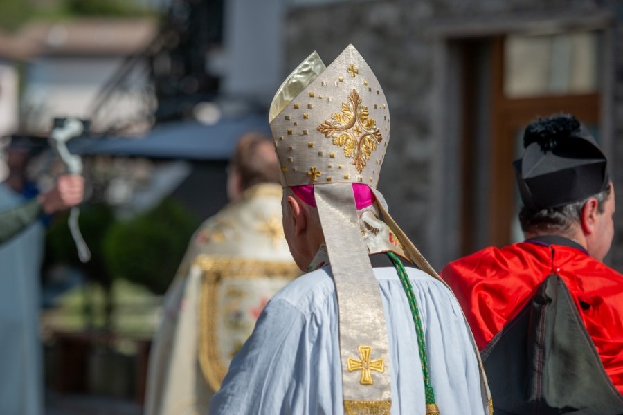 catholic priest, catholic church, becoming pope, choosing a new pope, pope