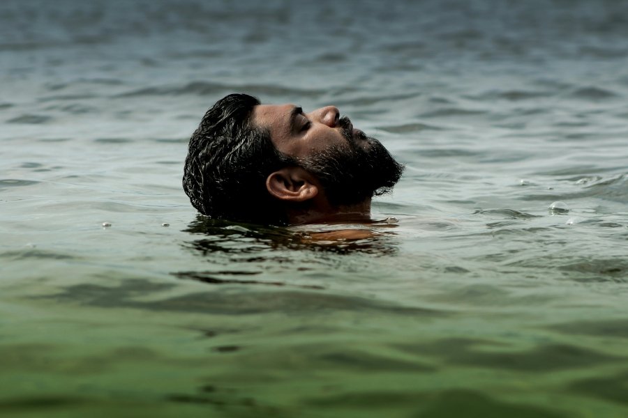 Icelandic idiom, laying your head in the water, man in the water