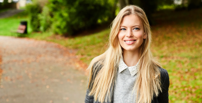 attractive woman, good looking woman, model, blonde hair, pretty woman