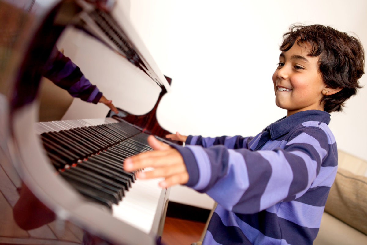 Watch a 5-year-old piano prodigy absolutely shred the ivories... while blindfolded