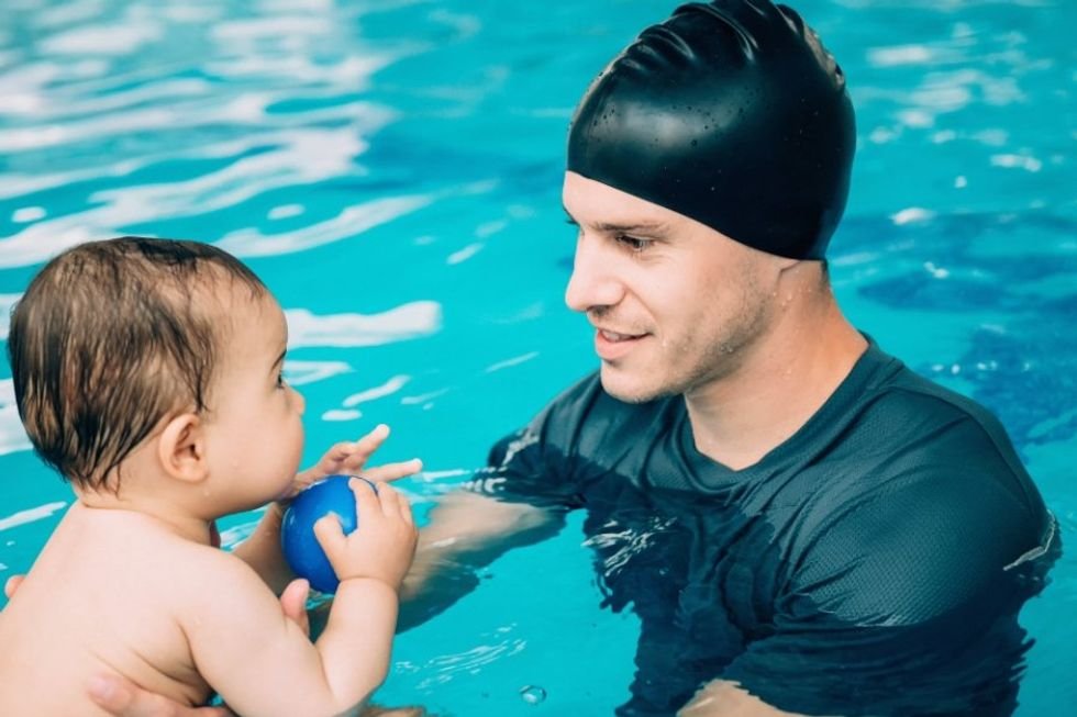 Swim coach’s reaction when toddler tries to kiss him is a masterclass in teaching boundaries