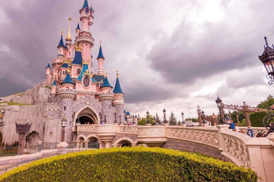 Disneyland Paris; Disneyland wedding; Disneyland fake wedding; child bride; child bride prank