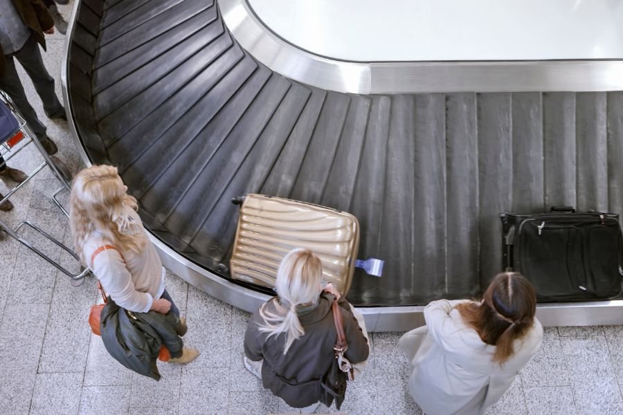 lost diamond; diamond; Pittsburgh airport staff; airport lost diamond; found diamond; good news; humanity