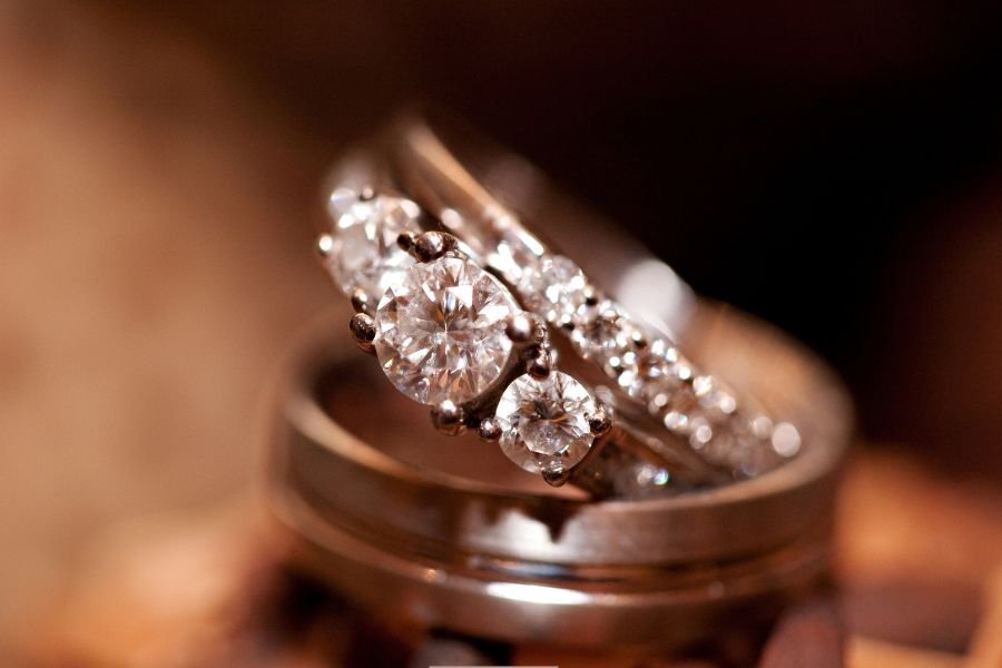 lost diamond; diamond; Pittsburgh airport staff; airport lost diamond; found diamond; good news; humanity