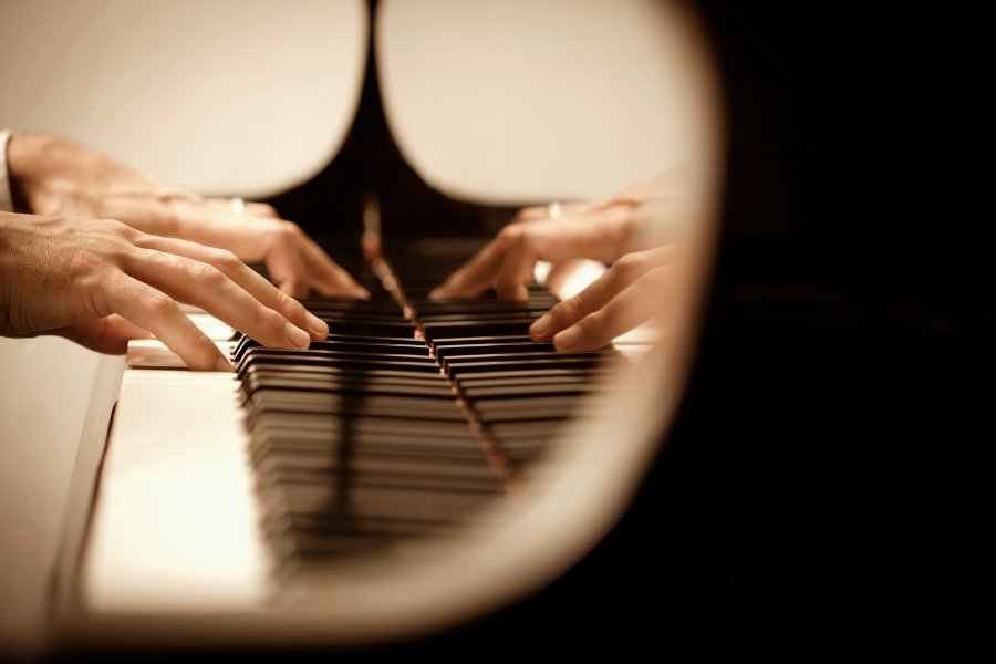 Man finds himself playing piano duets with a mystery neighbor. An atypical love story begins.