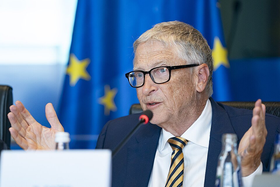 Bill Gates shares the 3 ways young people can stay ahead in the AI era