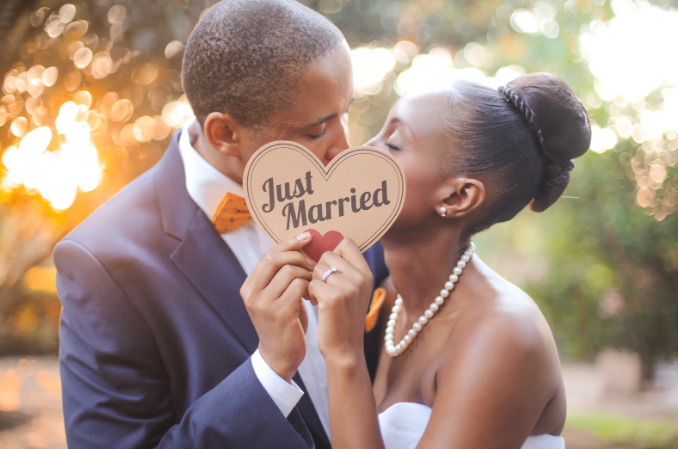 wedding, just married, newlyweds, wedding photo, couple kissing