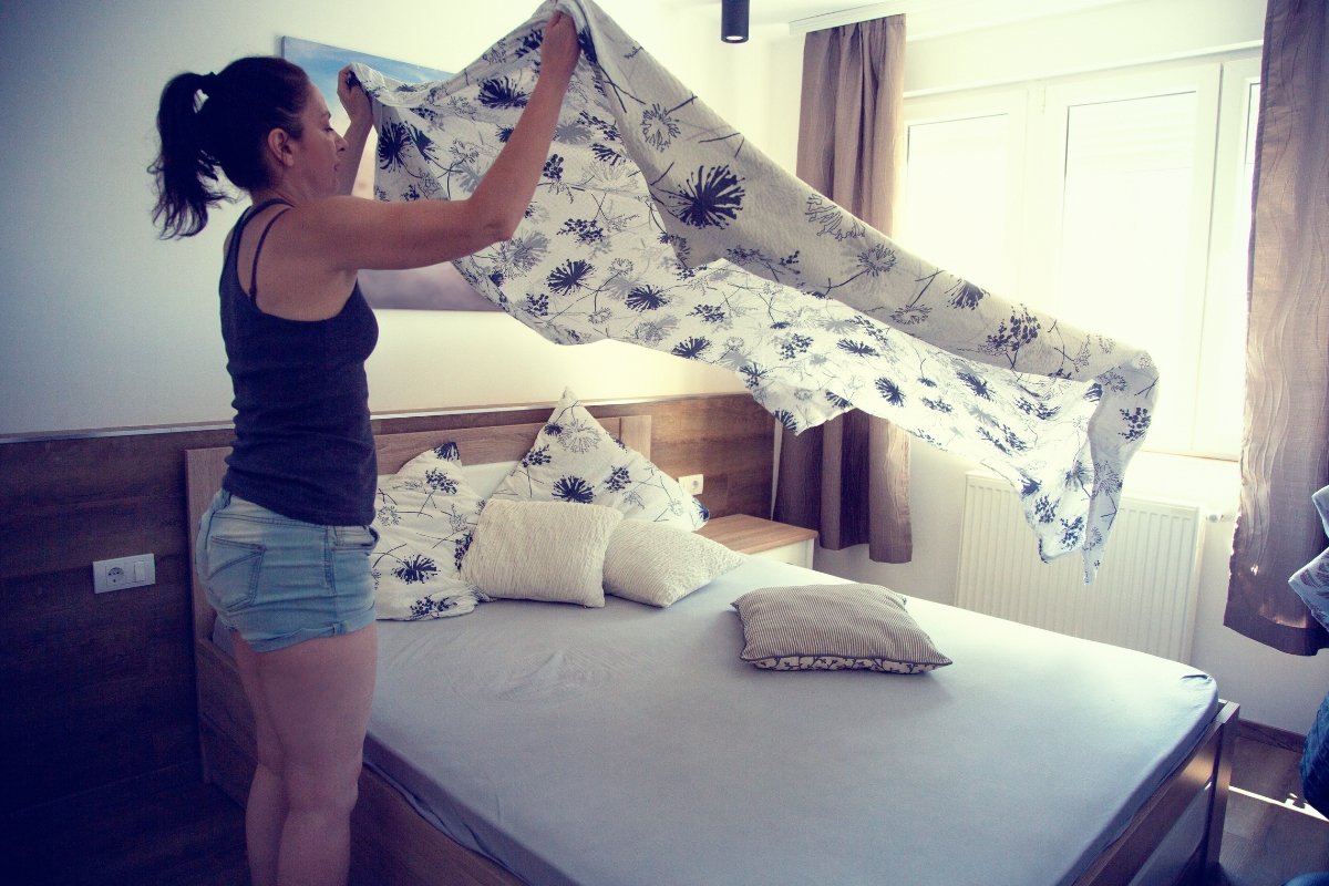 washing sheets, bedding, how often should you wash your sheets, making the bed