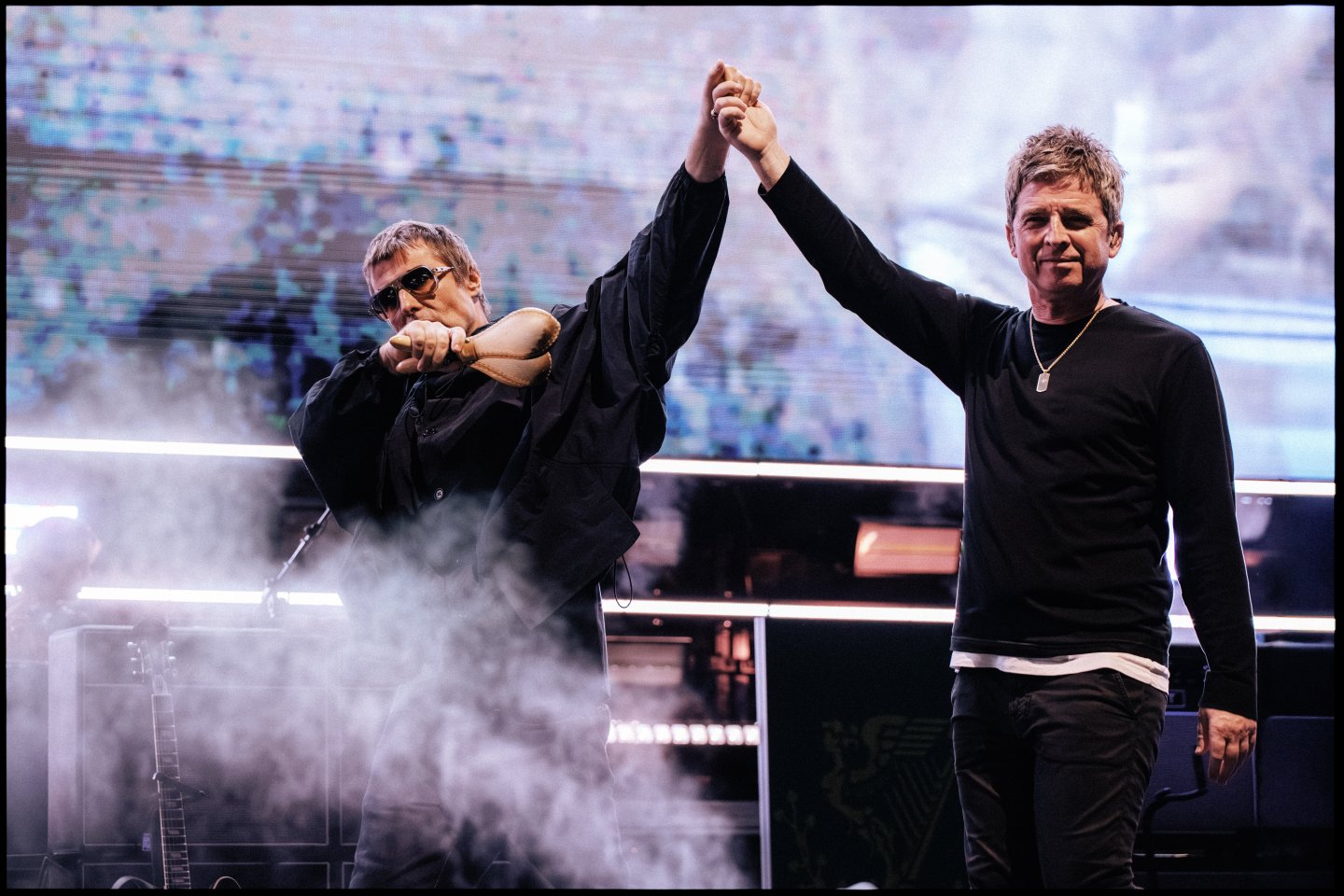 Oasis, Liam Gallagher, Noel Gallagher, Los Angeles, Rose Bowl, fans, tour
