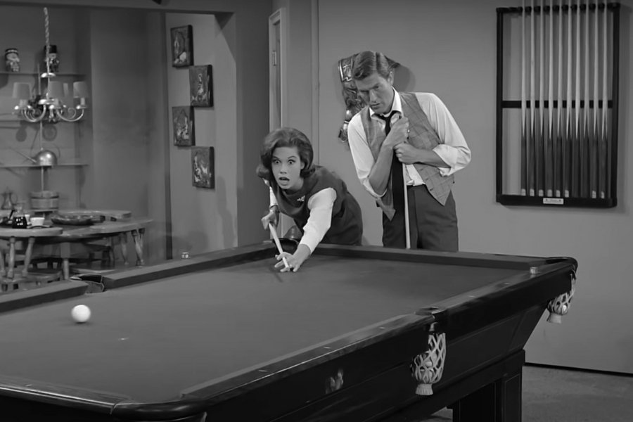 Watch Mary Tyler Moore sink a tricky pool shot, shocking everyone on set, including herself
