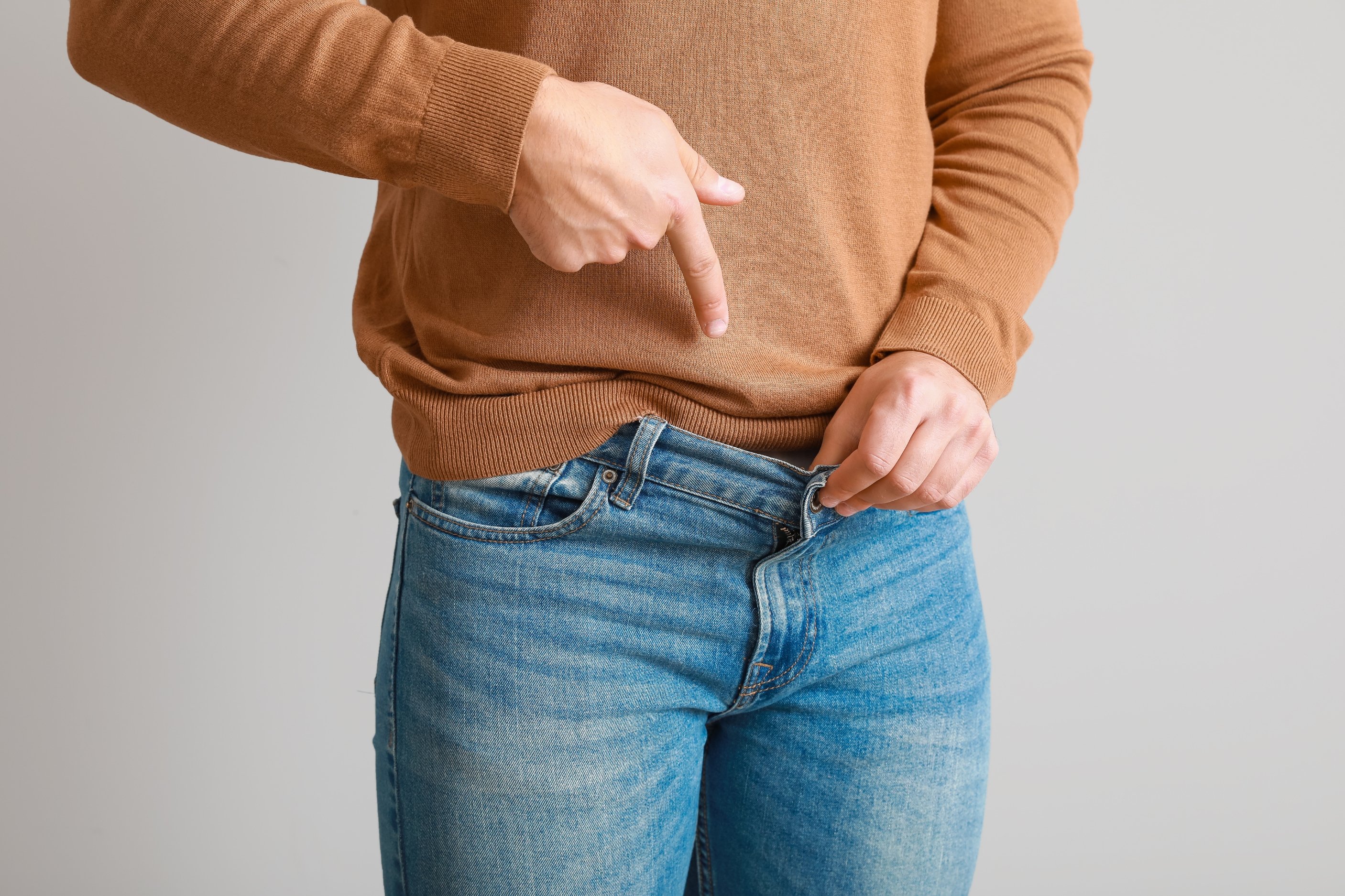 ‘Are you serious?’ Man tries on women’s jeans to see if the pockets are ‘really that bad’