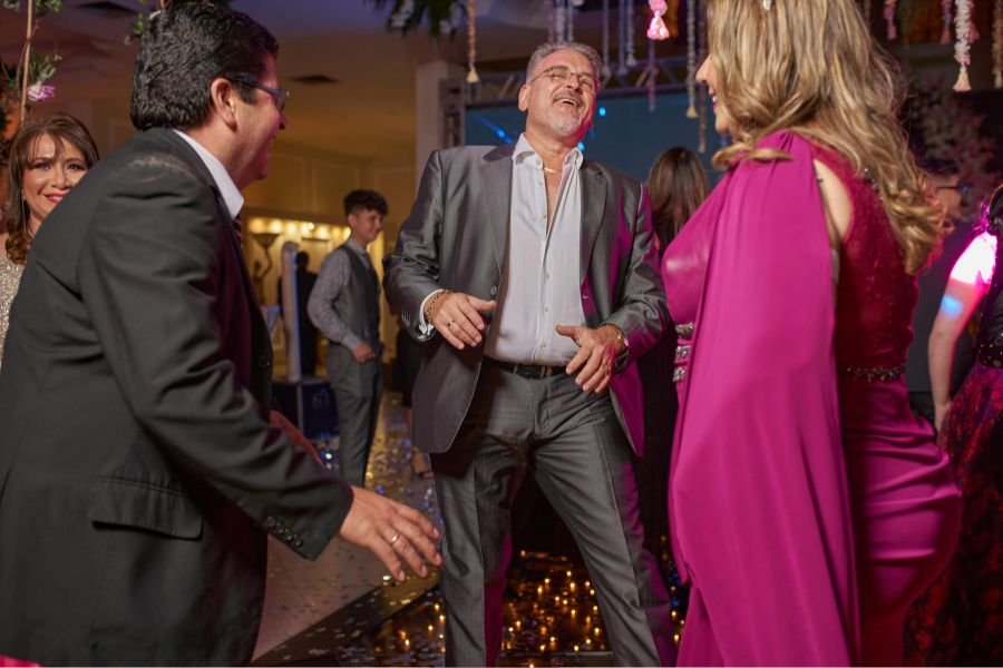 Quinceau00f1era; kindness; good in humanity; humanity; anniversary party; good neighbors; neighbors; community