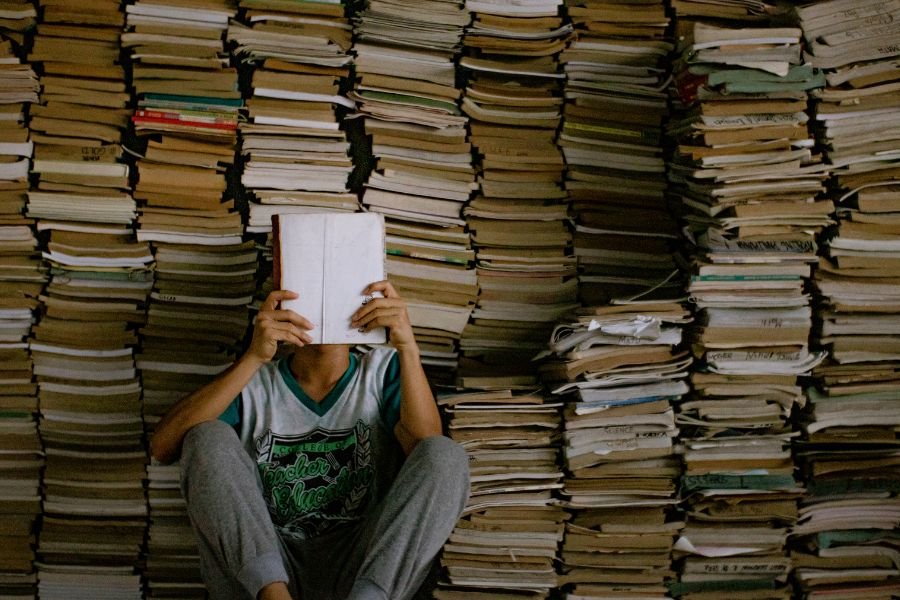 reading; struggling to read; literacy crisis; attention span; attention problem; reading books; declining reading
