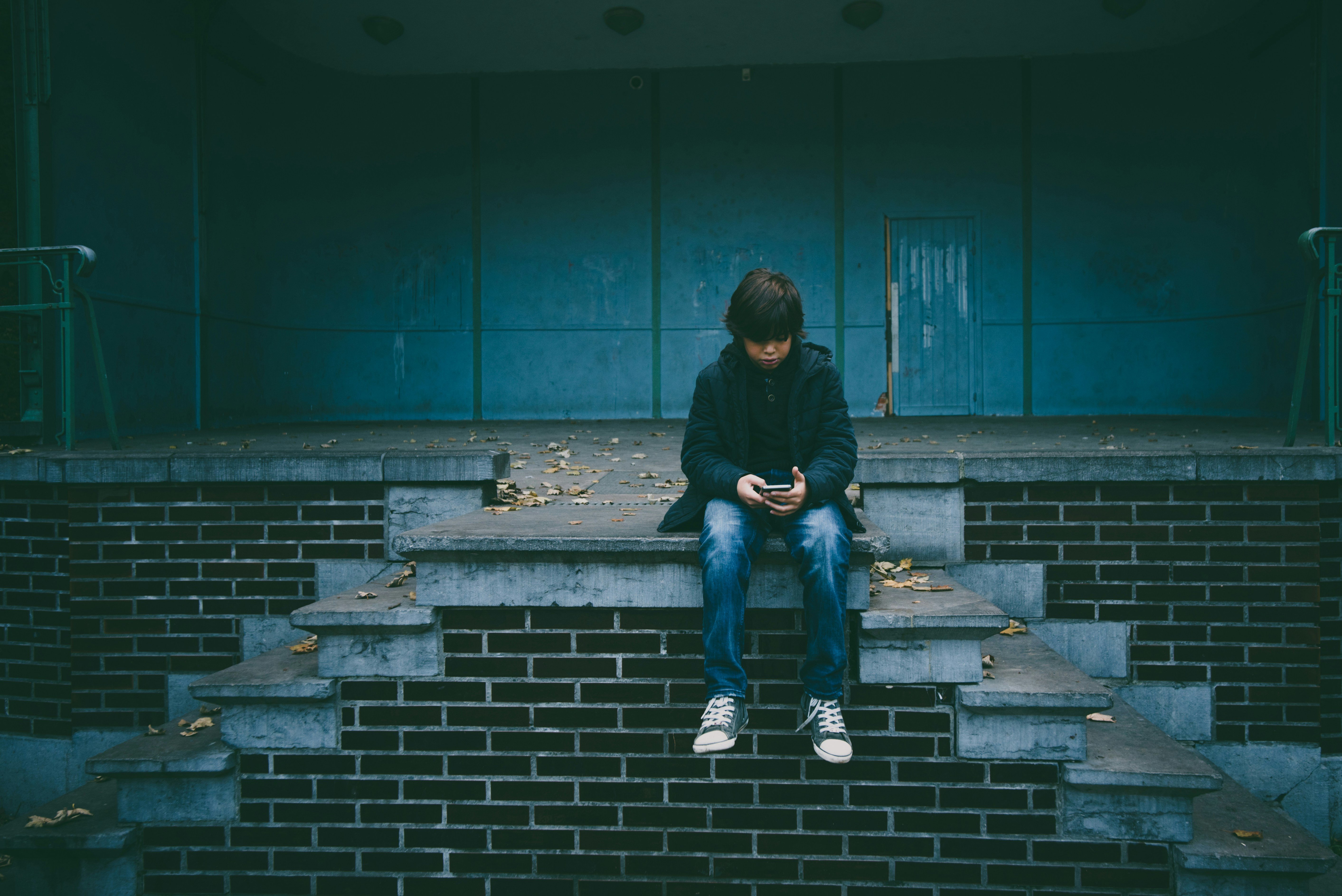 screen addiction teens, limiting screen time, teens good habits, kids, parenting, teens, dads, moms, psychologist