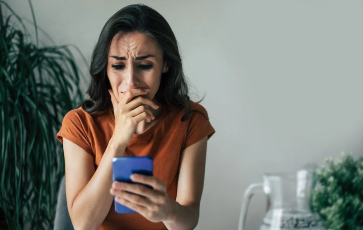 sad woman, woman with phone, social media, comparison, perfect life, influencer