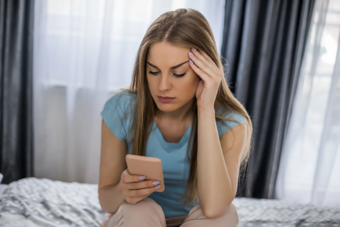 sad woman, woman with phone, social media, comparison, perfect life, influencer