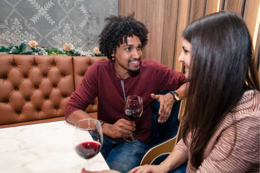 first date; bad first date; dating; date questions; job interview date; boring date; conversation starters