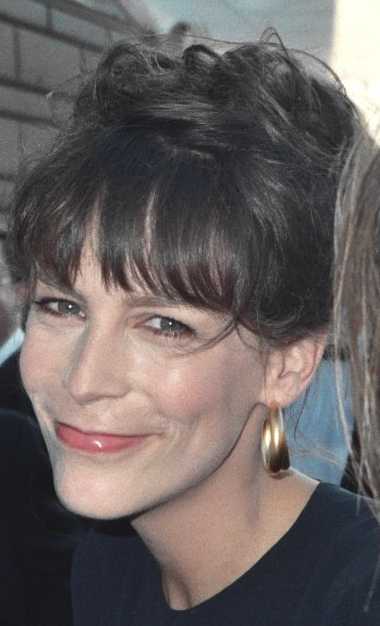 Jamie Lee Curtis, Michelle Yeoh, women supporting women, hype woman, competition, Golden Globes, Erin Gallagher, LinkedIn, viral, inspirational