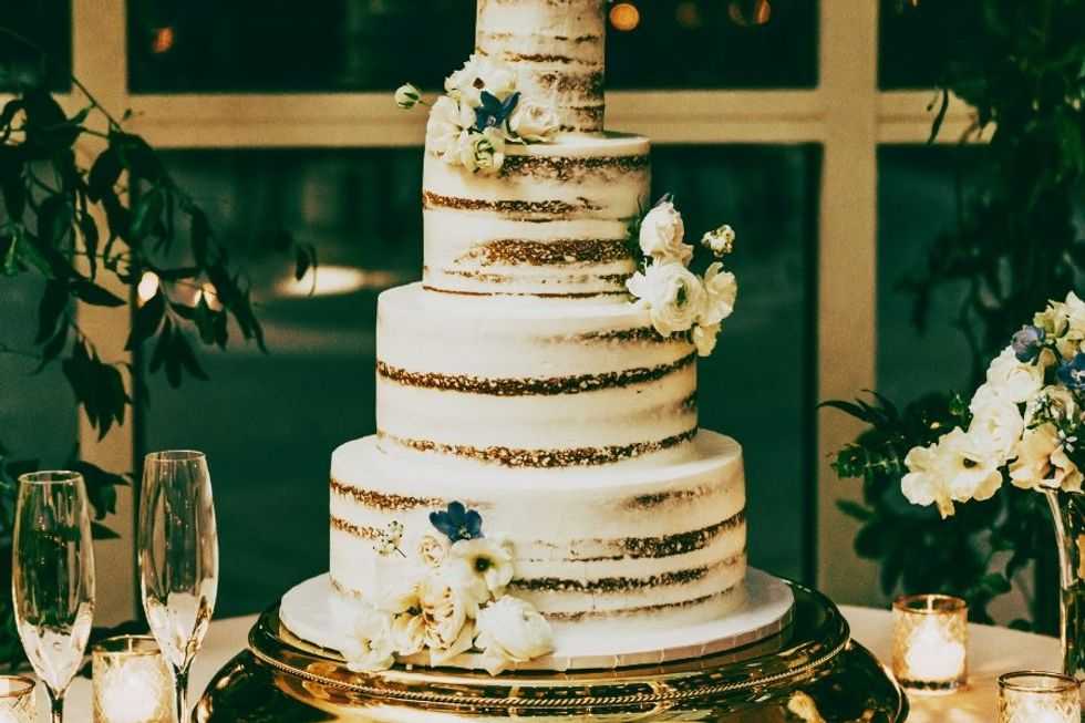 They watched their wedding cake crash to the ground. The groom’s reaction was perfect.
