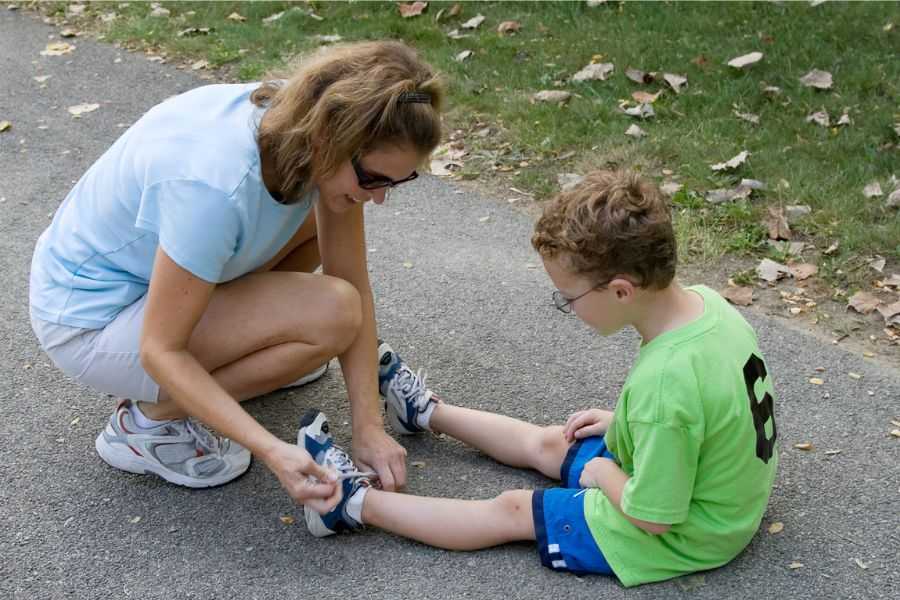 shoe tying; tying shoes; how to teach tying shoes; shoe tying trick; Ian's Knot; tying shoes with pinkies