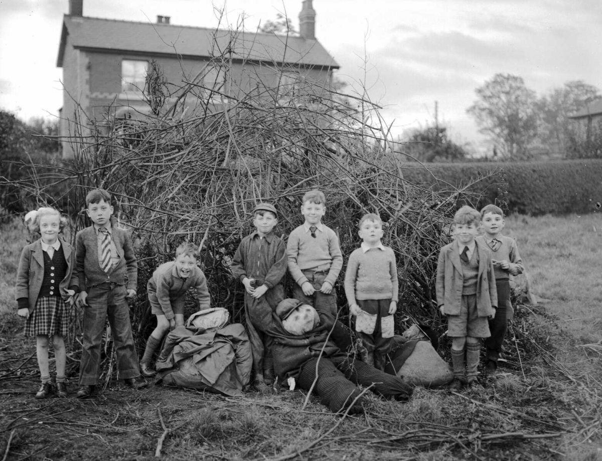 guy fawkes, bonfire night, children, guy fawkes effigy, you guys, english history