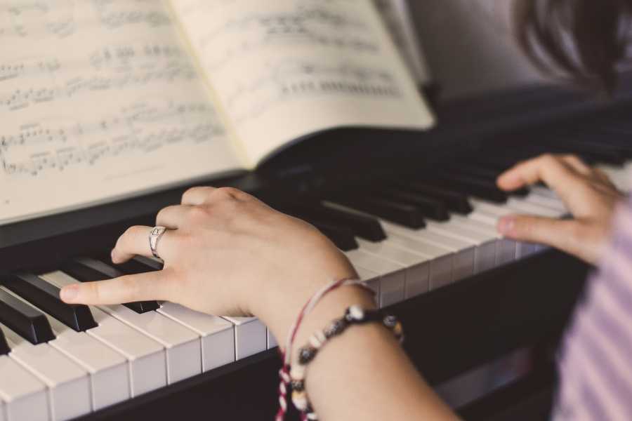 lefties, left-handedness, right-handedness, piano, ambidextrous,